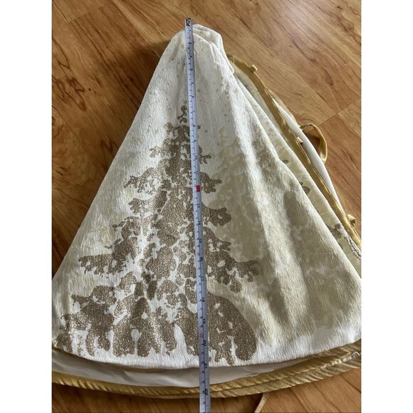 Nicole miller Christmas tree skirt white and gold Christmas trees on it - Picture 6 of 8